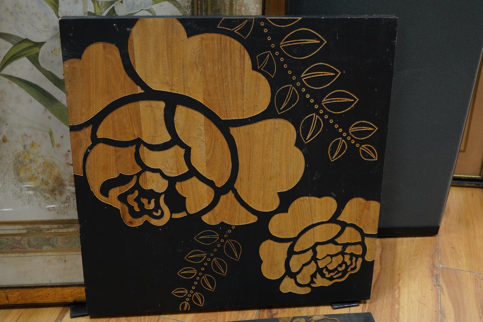 A framed botanical print, circular mirror, floral wood block and a set of metal place mats